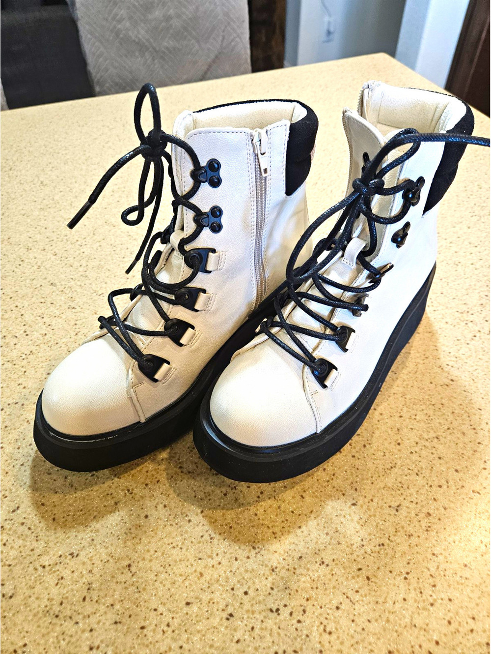 Rocket Dog Women’s White/Black Lace-Up Ankle Platform Boots Round Toe US 8